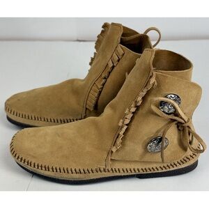 Minnetonka Women's Two Button Suede Moccasin Ankle Booties Tan, size 8